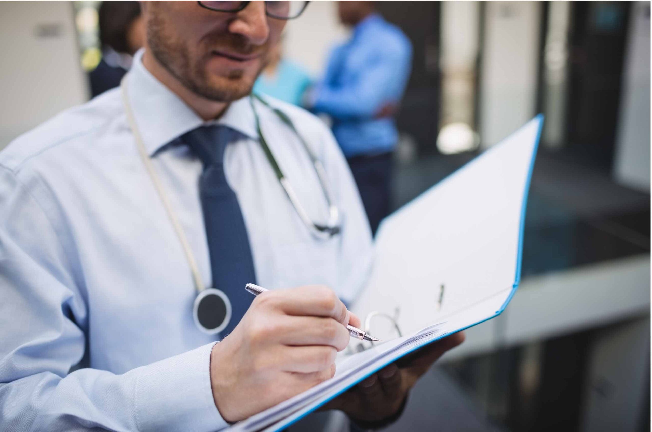 4.1 doctor-writing-medical-report-01